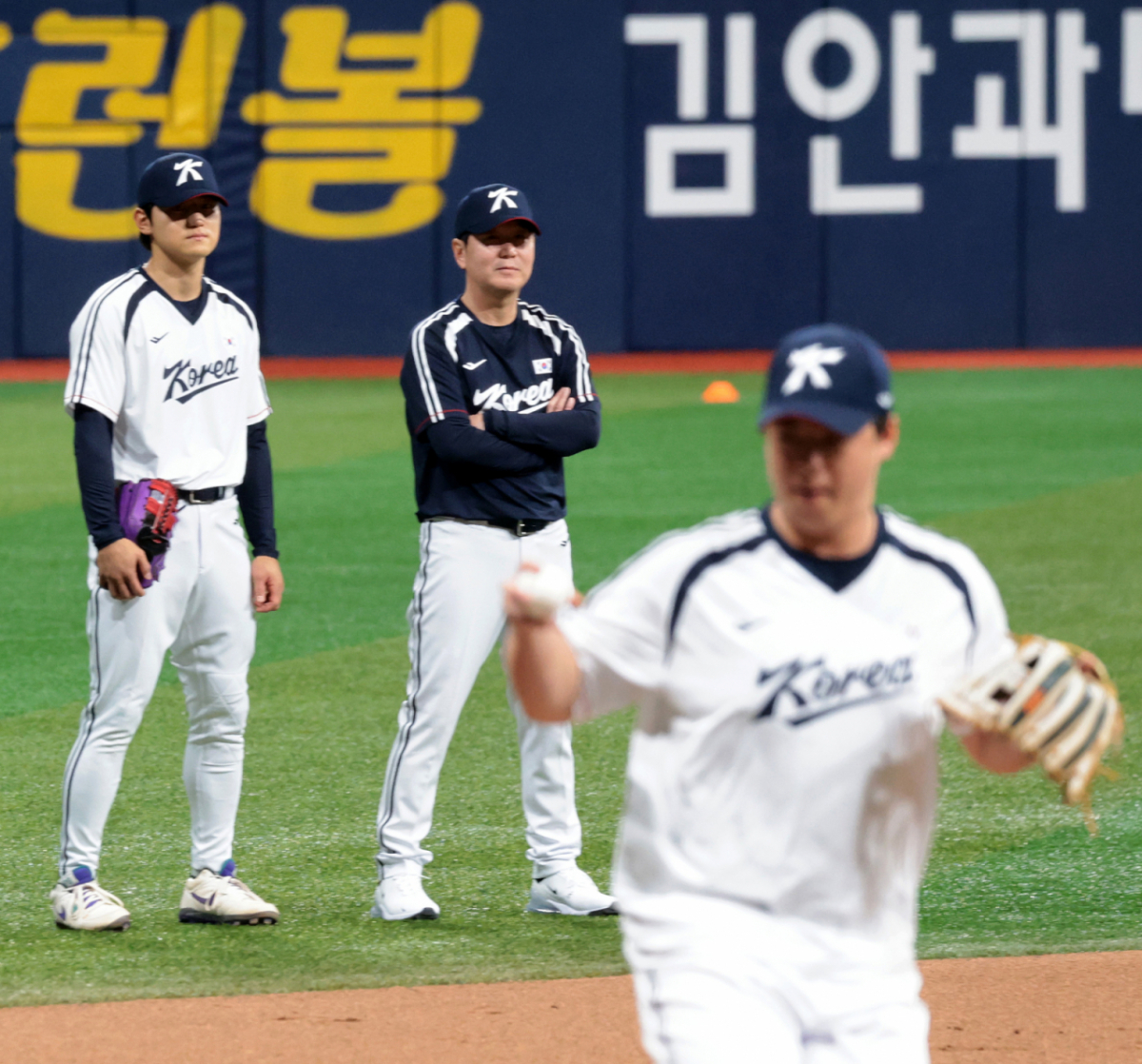야구대표팀 김도영이 15일 고척스카이돔에서 열린 2026 아이치-나고야 아시안게임을 위한 야구대표팀 첫 훈련에서 노시환과 3루수수비훈련을 하다 류지현 감독과 이야기를 나누고 있다. 2026.09.15. /사진=강영조 cameratalks@