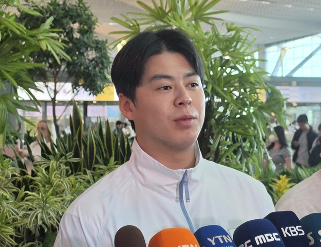 16일 출국 직전 취재기자들과 만난 노시환. /사진=박수진 기자