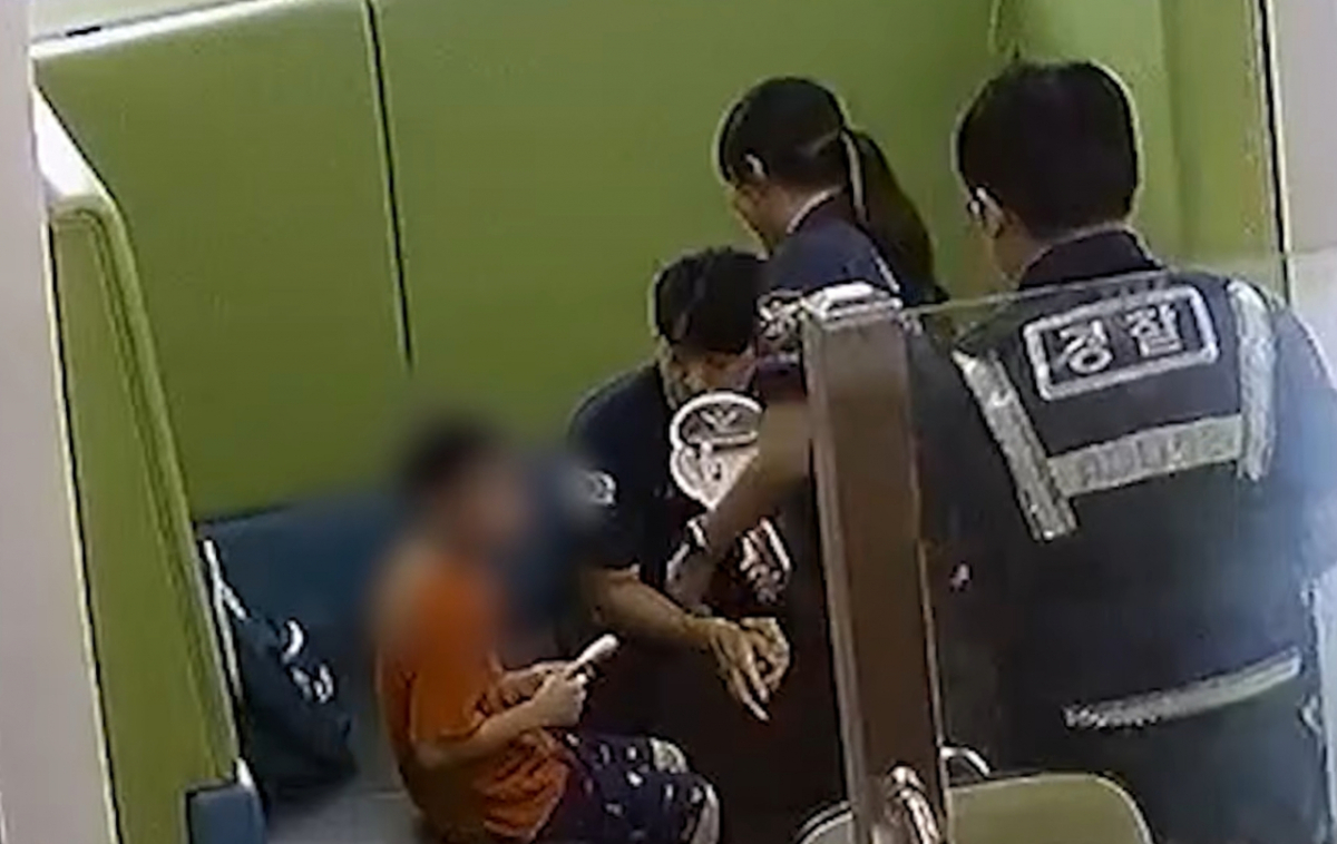 경찰관들이 A군을 안심시키고 있다/사진=경찰 제공