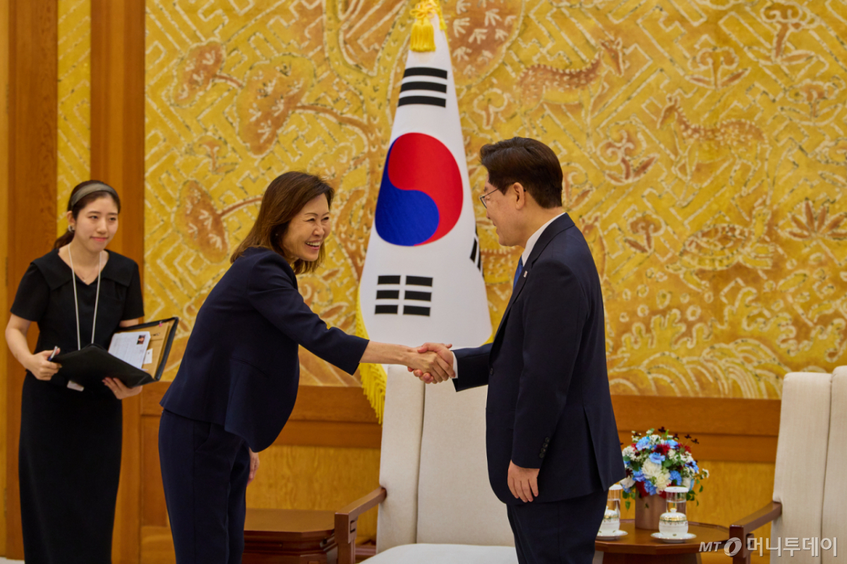 (서울=뉴스1) 이재명 기자 = 이재명 대통령과 미셸 스틸 주한미국대사가 12일 청와대에서 환담을 나누기 전 인사를 하고 있다. (청와대 제공. 재판매 및 DB 금지) 2026.8.12/뉴스1 Copyright © 뉴스1. All rights reserved. 무단 전재 및 재배포, AI학습 이용 금지.