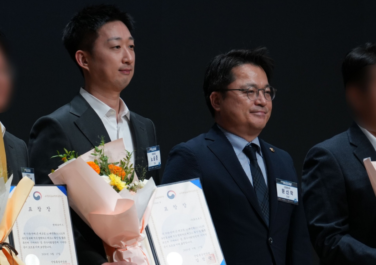 (왼쪽부터)노승준 로브로스 대표, 문신학 산업통상부 차관/사진제공=로브로스