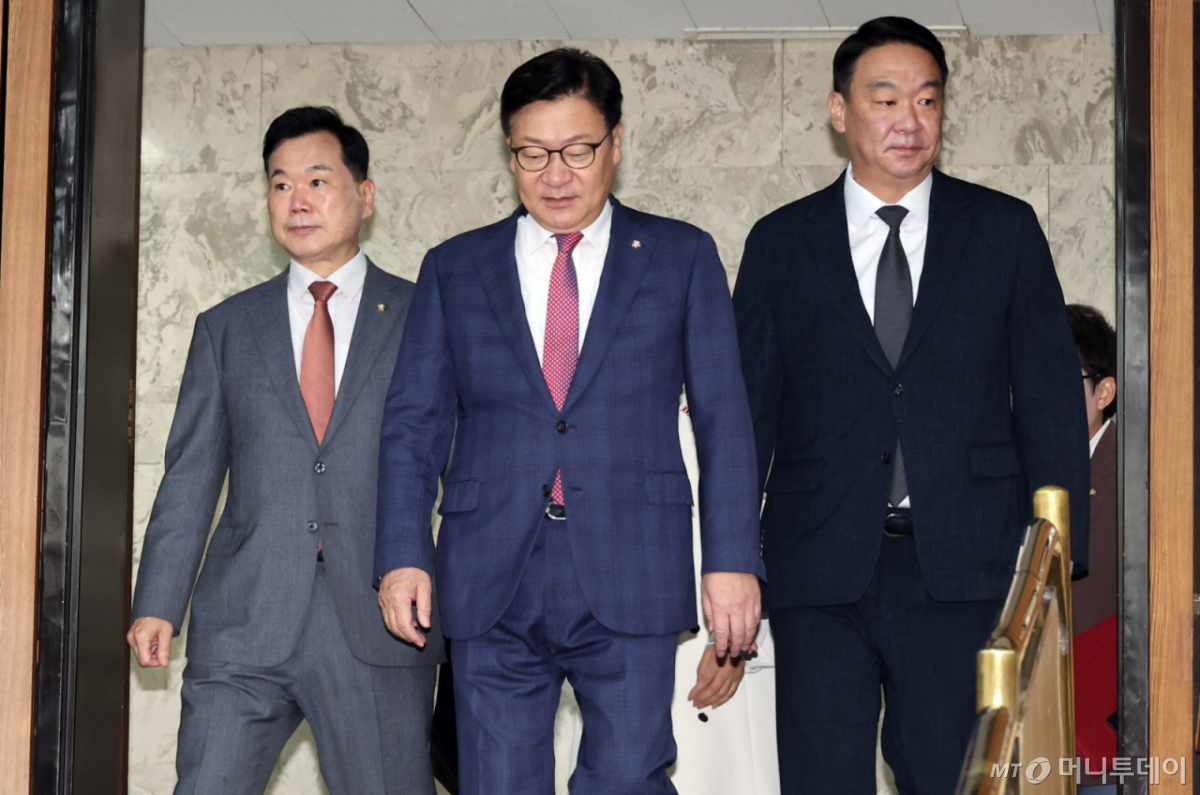 [서울=뉴시스] 최진석 기자 = 정점식 국민의힘 원내대표가 18일 여의도 국회에서 열린 원내대책회의에 입징하고 있다. 2026.09.18. myjs@newsis.com /사진=최진석