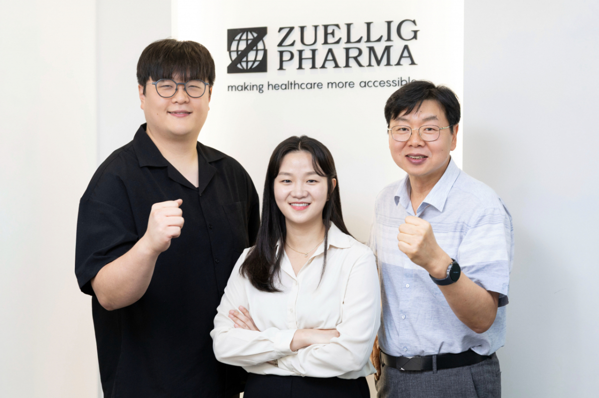 지난달 제주대병원 혈우병 환자의 의약품 긴급 배송을 담당한 쥴릭파마코리아 관계자들이 서울 용산구 본사에서 기념촬영하고 있다. (사진 왼쪽부터)윤경섭 운영부 물류 코디네이터, 최지혜 고객 영업기획관리 담당자, 이근우 고객 영업기획관리 팀장./사진=쥴릭파마코리아