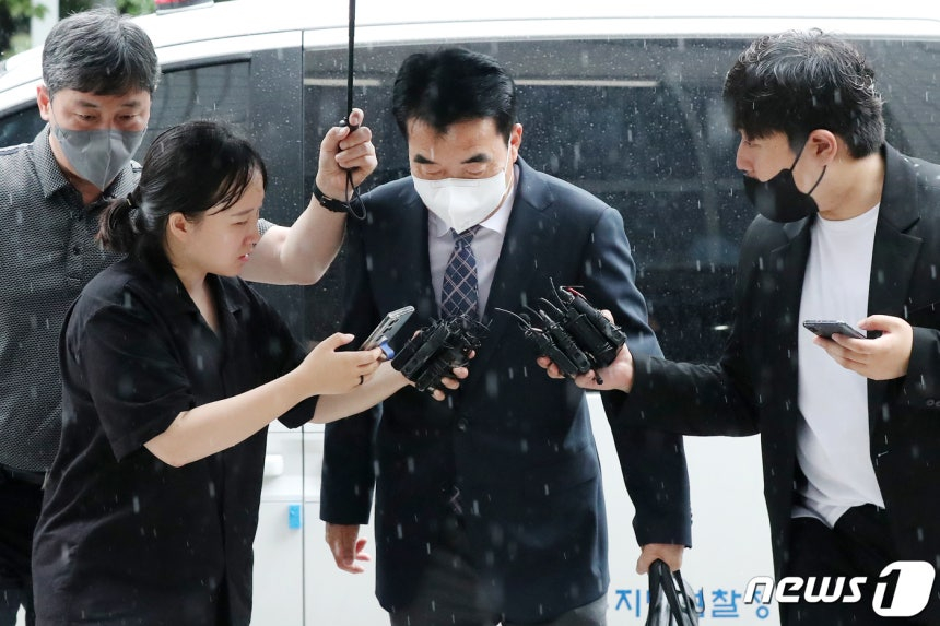 가상자산 거래소 빗썸 주가조작 연루 의혹을 받는 원영식 초록뱀그룹 회장이 2023년 6월29일 오전 서울 양천구 남부지방법원에서 열린 영장실질심사에 출석하고 있다. 빗썸의 실소유주로 알려진 강종현씨의 전주 역할을 한 것으로 알려진 초록뱀그룹은 빗썸의 최대 주주사인 비덴트와 비덴트 관계사 버킷스튜디오가 발행한 전환사채(CB)에 1000억원 이상 투자해 큰돈을 번 것으로 알려졌다. /사진=뉴스1.