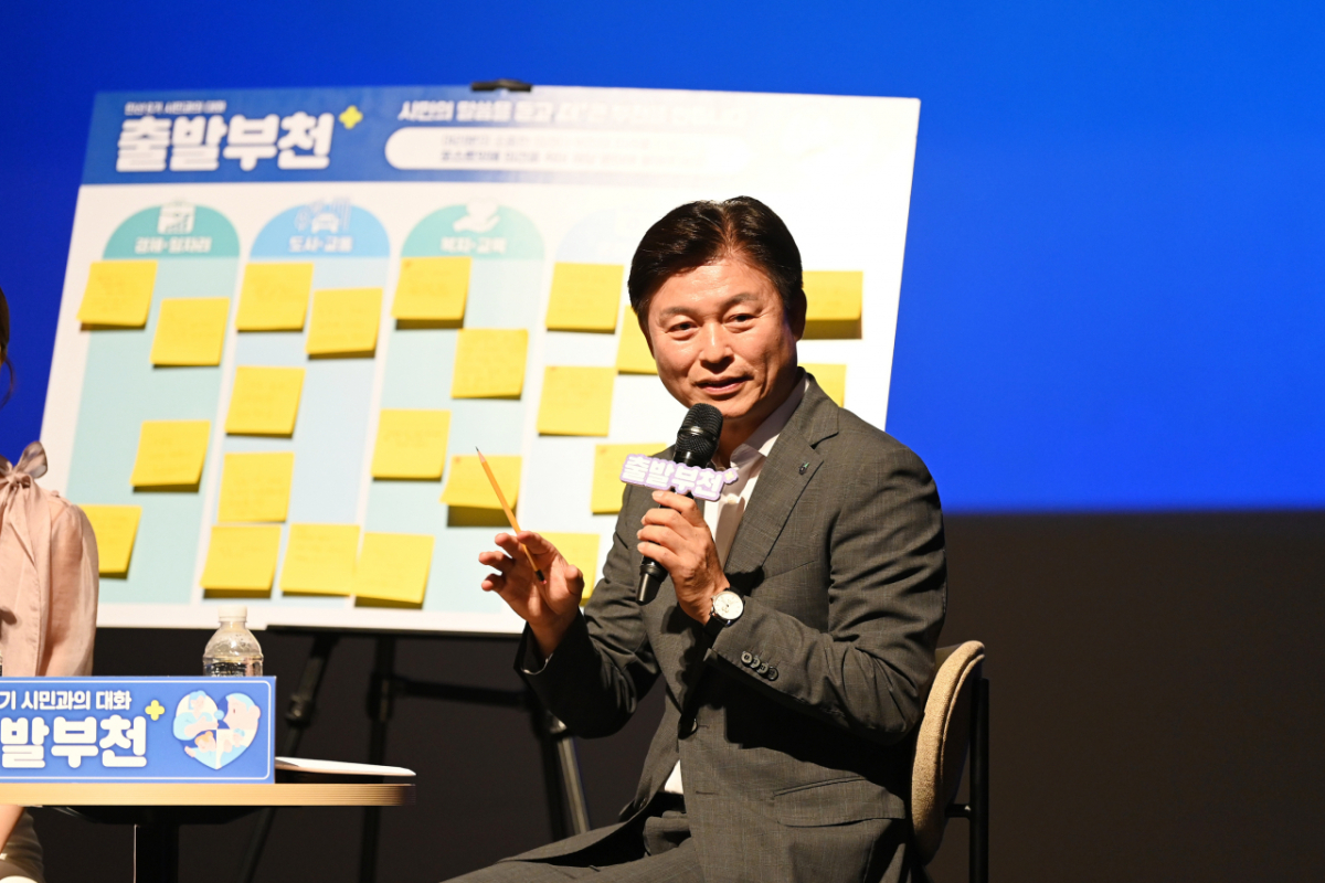 조용익 부천시장이 지난 17일 시민들의 현장 제안의견에 답하고 있다./사진제공=부천시