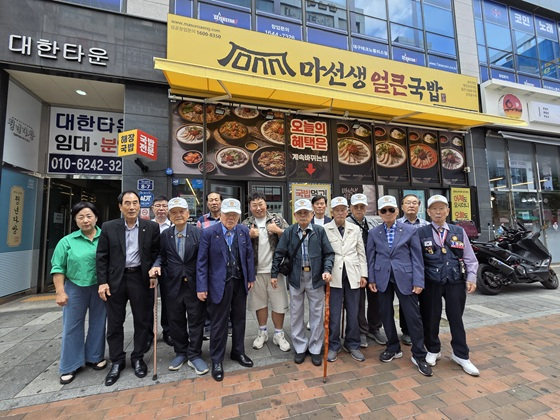 마선생얼큰국밥 테크노폴리스점이 국가유공자를 대상으로 무료급식 나눔 행사를 진행했다/사진제공=마선생얼큰국밥