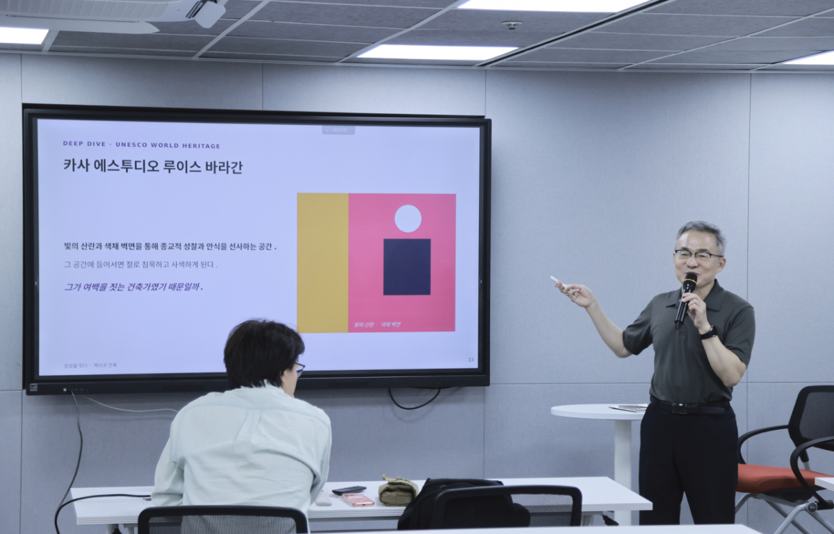 허태완 전 주멕시코 대사가 17일 서울 종로구 머니투데이에서 열린 'PADO 광화문클럽'에서 '감성을 짓다, 멕시코 건축-바라간과 레고레타에게 바치는 헌사'를 주제로 강연했다./사진=김다움 작가