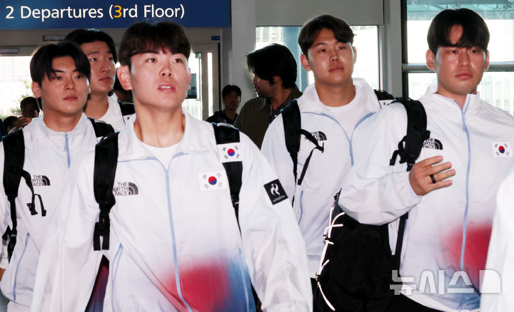 야구 대표팀 선수들이 18일 인천공항을 통해 일본으로 출국하고 있다. /사진=뉴시스