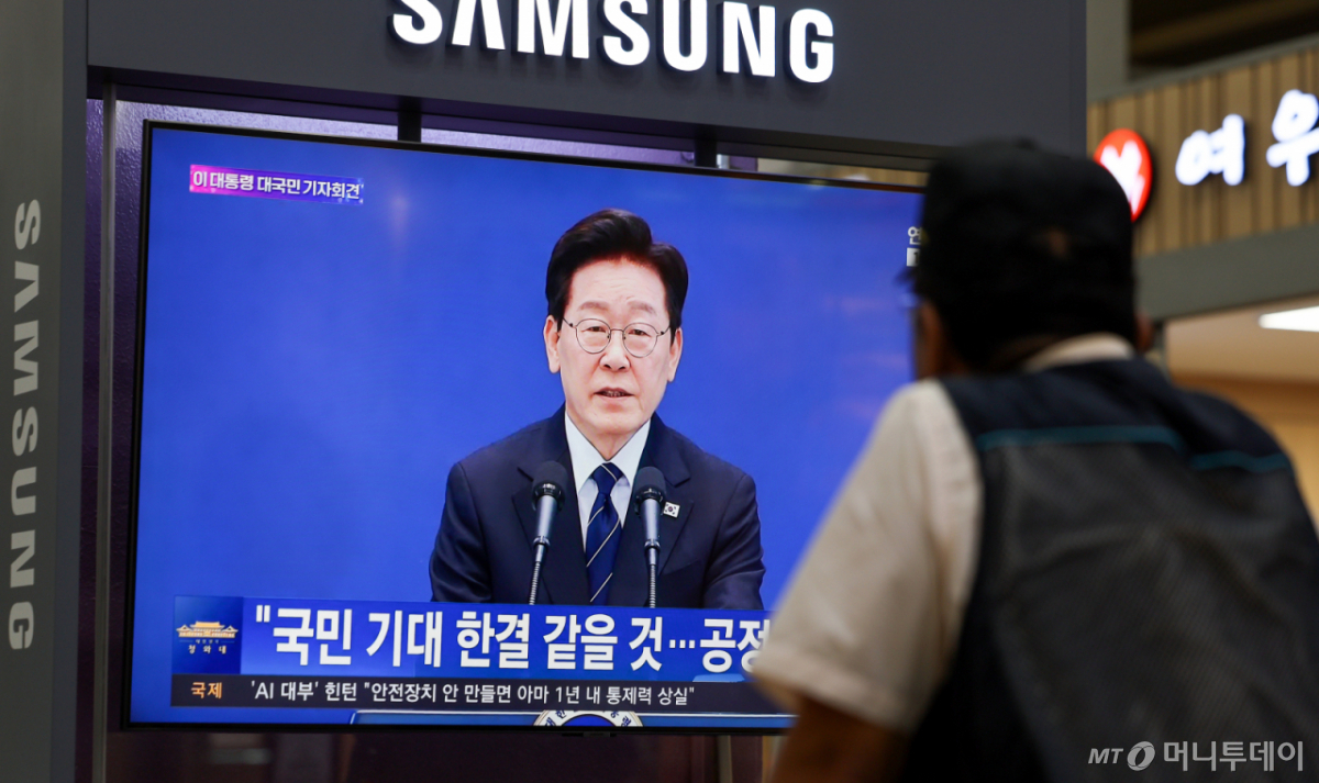 [대구=뉴시스] 이무열 기자 = 18일 대구 동구 동대구역 대합실에서 시민들이 이재명 대통령의 기자회견 방송을 지켜보고 있다. 2026.09.18. lmy@newsis.com /사진=이무열