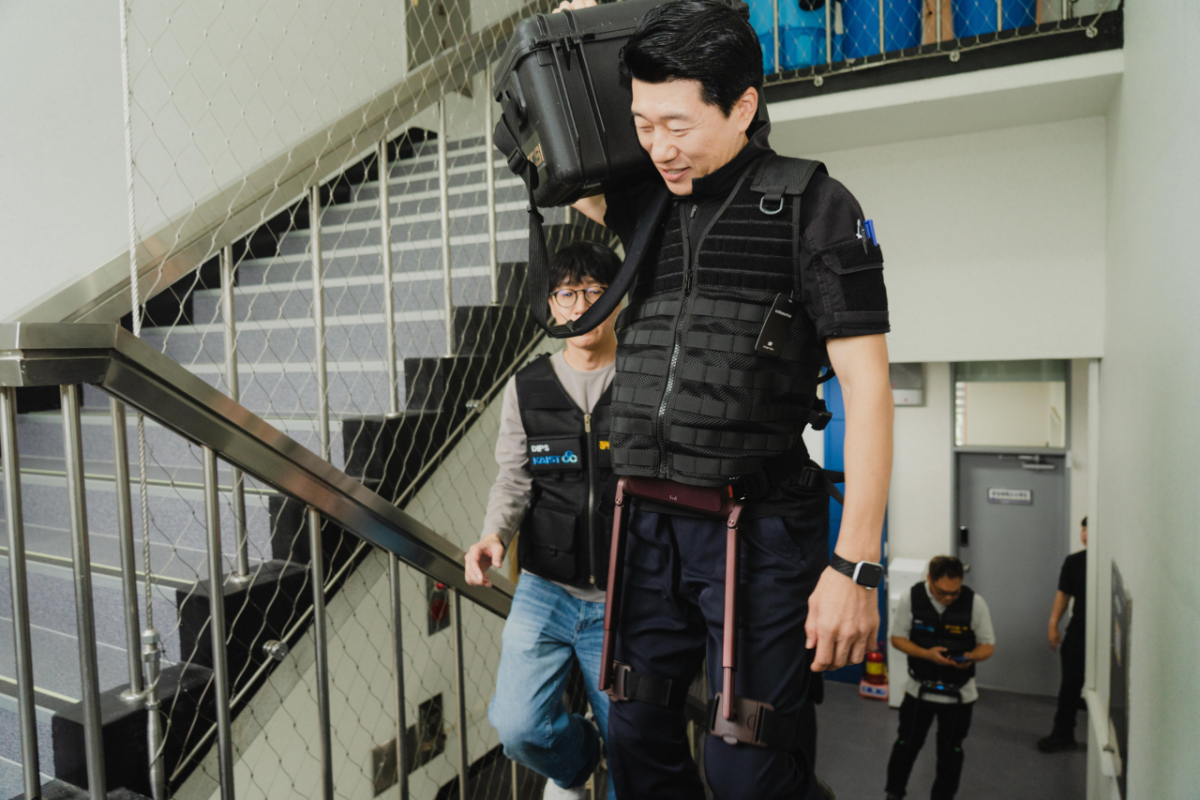 경남경찰청 소속 과학수사관이 지난 18일 창원 경남경찰청 청사 안에서 무거운 과학수사 장비를 짊어지고 계단을 오르고 있다. 위로보틱스의 보행 보조 웨어러블 로봇을 착용해 몸에 가해지는 부담을 줄였다. /사진=창업진흥원