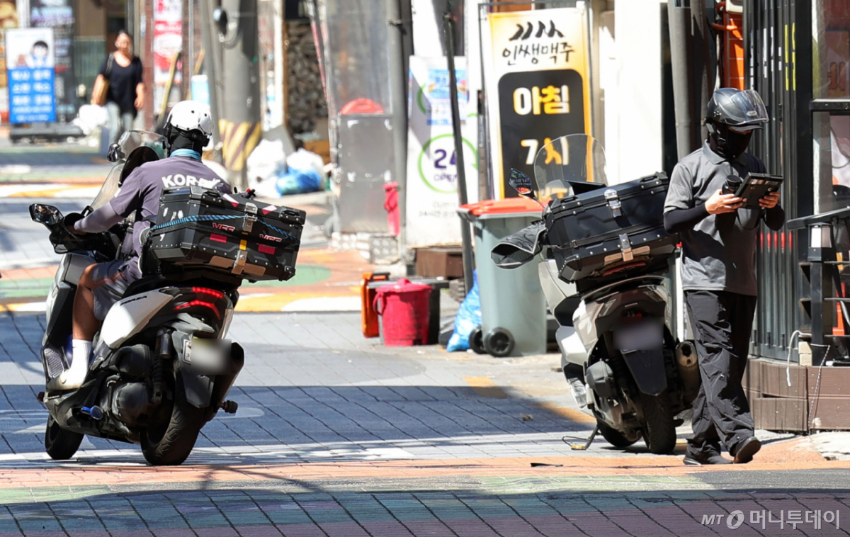 [서울=뉴시스] 홍효식 기자 = 사진은 8일 서울 서대문구 신촌 일대에서 배달 라이더들이 이동하고 있다. 2026.08.08. yesphoto@newsis.com /사진=홍효식