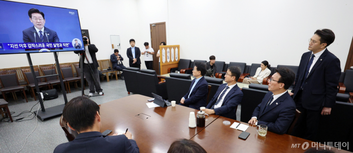 (서울=뉴스1) 유승관 기자 = 김민석 더불어민주당 대표와 한병도 원내대표를 비롯한 지도부가 18일 서울 여의도 국회에서 이재명 대통령 기자회견을 시청하고 있다. (공동취재) 2026.9.18/뉴스1  Copyright © 뉴스1. All rights reserved. 무단 전재 및 재배포,  AI학습 이용 금지. /사진=(서울=뉴스1) 유승관 기자