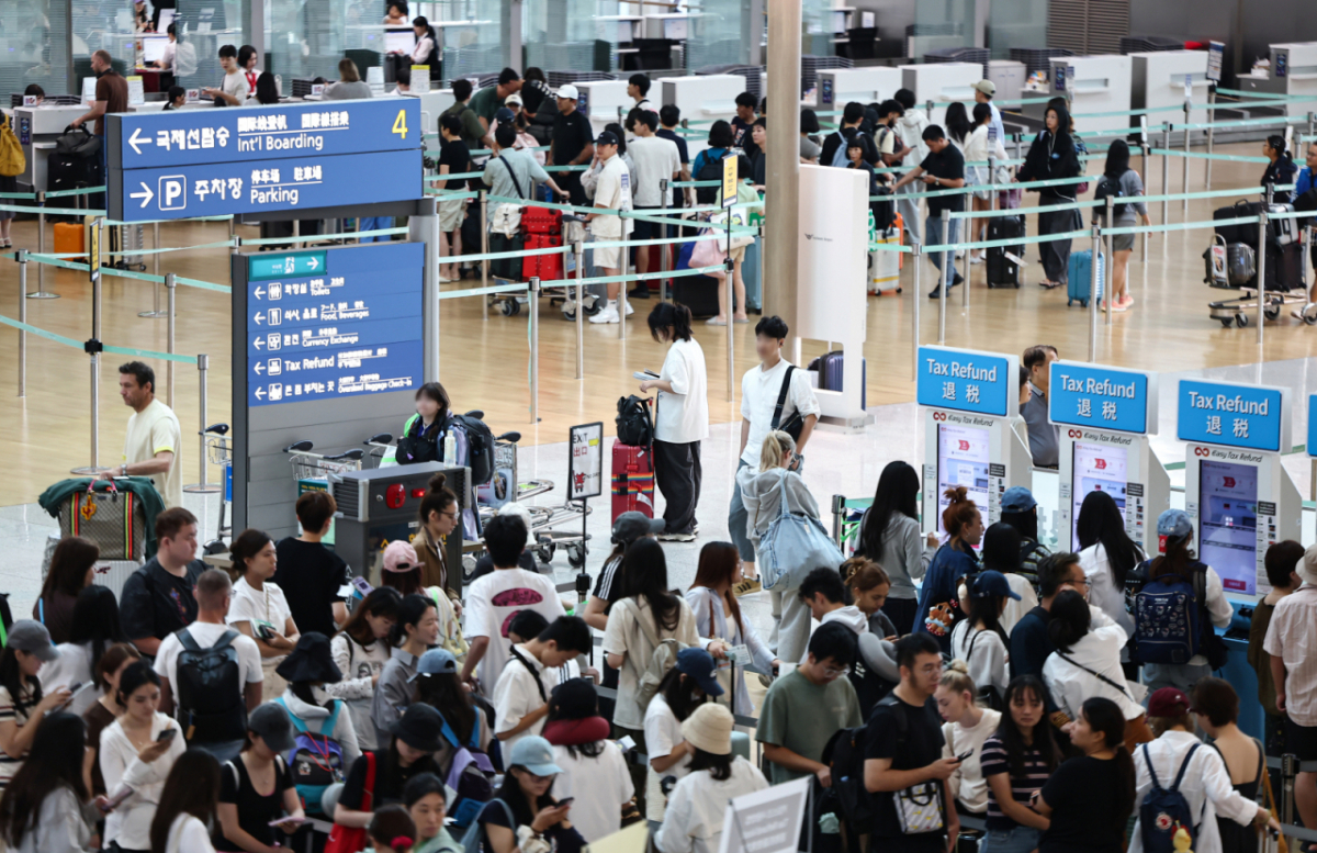 지난달 16일 인천국제공항 1터미널이 이용객들로 붐비고 있다. /사진=뉴스1