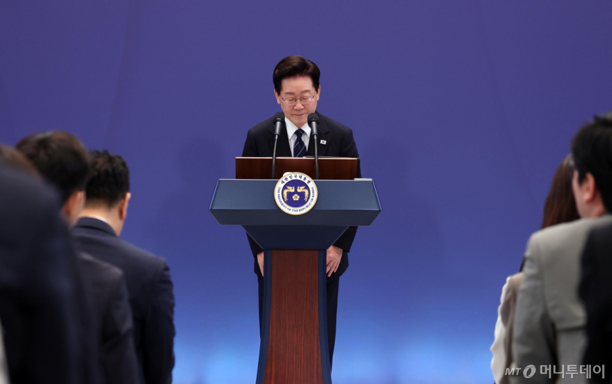 [서울=뉴시스] 김진아 기자 = 이재명 대통령이 18일 청와대 영빈관에서 기자회견 '국민의 뜻, 국민의 삶 더 살피겠습니다'를 마친 뒤 인사하고 있다. 2026.09.18. bluesoda@newsis.com /사진=류현주