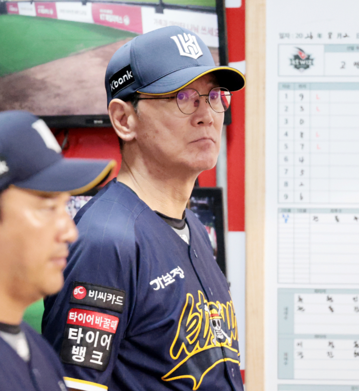 KT 5연승 이강철 감독이 2일 수원KT위즈파크에서 열린 2026KBO리그 KT위즈와 한화이글스 경기에서 그라운드를 응시하고  있다. 2026.08.02. /사진=강영조 선임기자