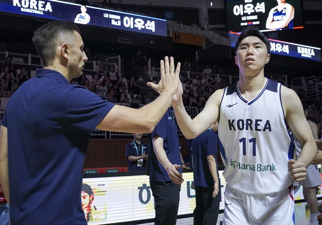 니콜라스 마줄스 한국 남자농구대표팀 감독과 이우석(오른쪽). /사진=대한민국농구협회 제공