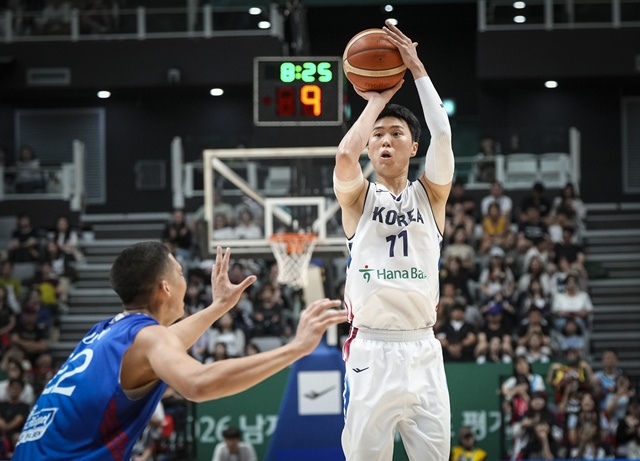 이우석(오른쪽). /사진=대한민국농구협회 제공