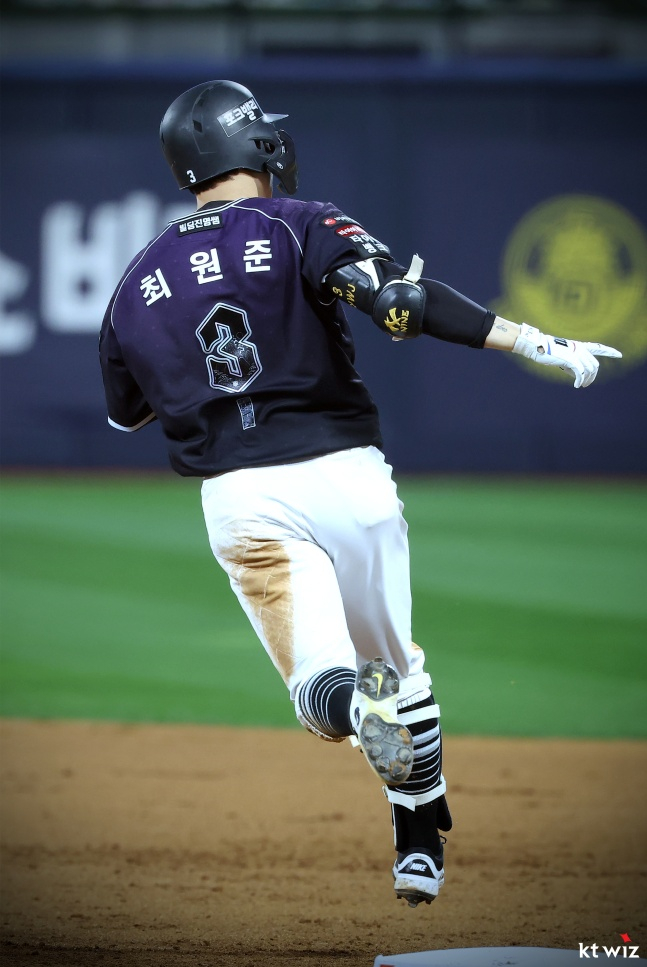 KT 최원준이 19일 수원 두산전에서 안타를 치고 있다. /사진=KT 위즈 제공