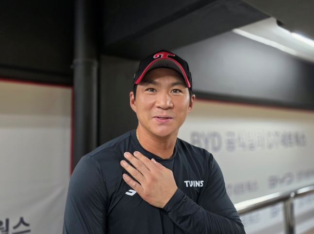 LG 오지환이 18일 수원 KT전을 승리로 이끈 뒤 취재진과 인터뷰에 응했다. /사진=김동윤 기자