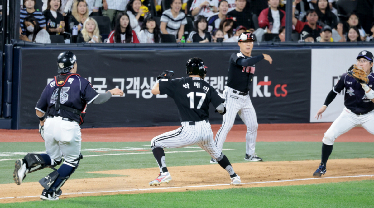 박해민이 18일 수원KT위즈파크에서 열린 2026 KBO리그 KT위즈와 LG트윈스 경기 5회초 무사 1,3루 송찬의 3루수앞 땅볼때 협살결렸다 홈에서 세이프되고 있다. 2026.09.18. /사진=강영조 선임기자