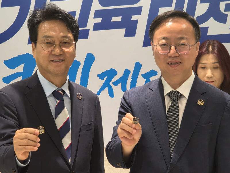 안민석 경기도교육감(왼쪽)이 18일 '경기도교육청 교권보호전담관 운영 조례'가 의결된 날을 기념하며 박현석 교권보호전담관 수석부단장과 교권보호전담관 배지를 들어 보이고 있다./사진=이민호기자