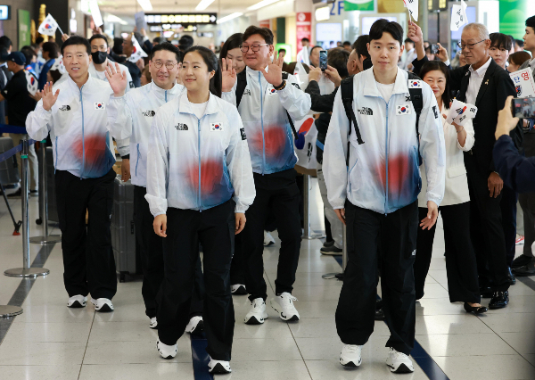2026 아이치·나고야 아시안게임 개막을 하루 앞두고 일본 현지 공항에서 한국 선수단의 대형 태극기 반입이 제지됐다. 앞서 선수촌 환영 행사에 도요토미 히데요시로 분장한 인물이 등장한 데 이어 또다시 논란이 불거졌다. 사진은 2026 아이치·나고야 아시안게임에 출전하는 대한민국 선수단 본단 입국 기수인 탁구 신유빈과 배드민턴 서승재, 이상현 단장 등이 17일 오후 일본 아이치현 도코나메시 주부국제공항으로 입국하는 모습. /사진=뉴시스