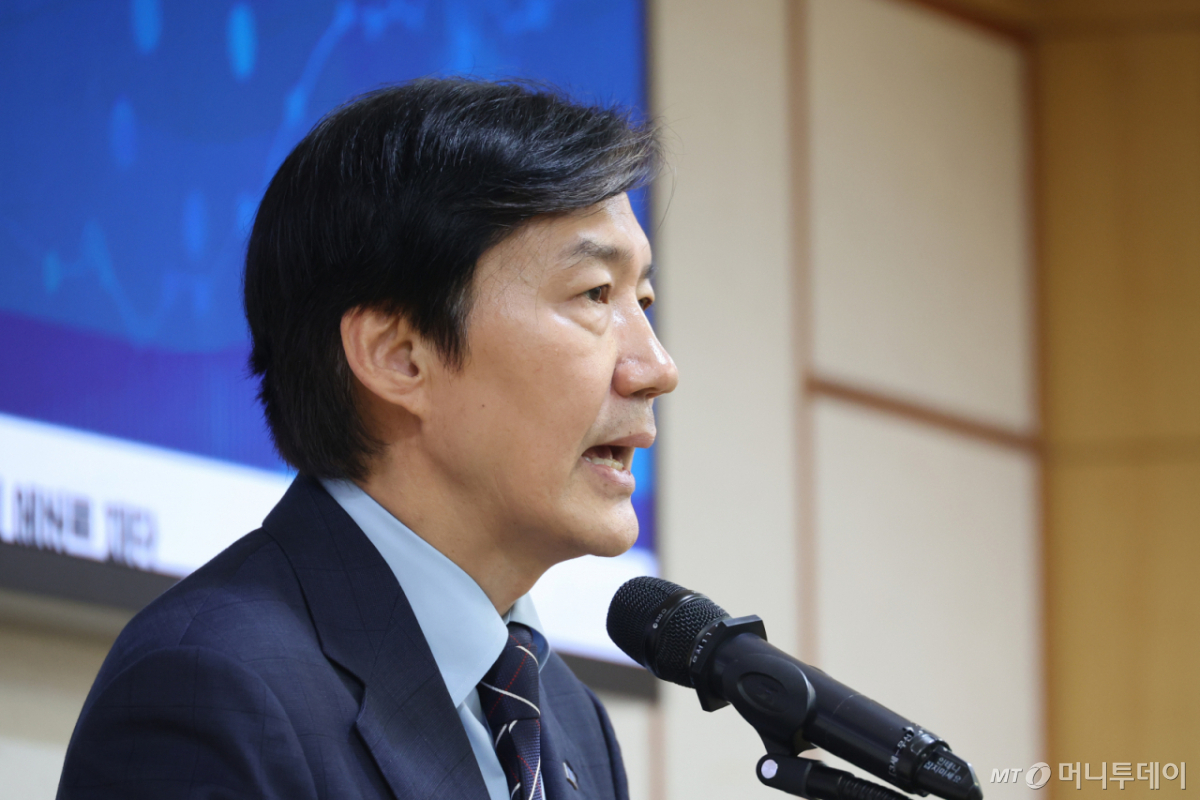 (서울=뉴스1) 신웅수 기자 = 조국 조국혁신당 혁신정책연구원장이 27일 서울 여의도 국회 의원회관에서 열린 ‘자산 불평등 해소를 위한 정책의 재구성’ 불평등 해법 연속토론회에서 발언하고 있다. 2026.8.27/뉴스1  Copyright © 뉴스1. All rights reserved. 무단 전재 및 재배포,  AI학습 이용 금지. /사진=(서울=뉴스1) 신웅수 기자