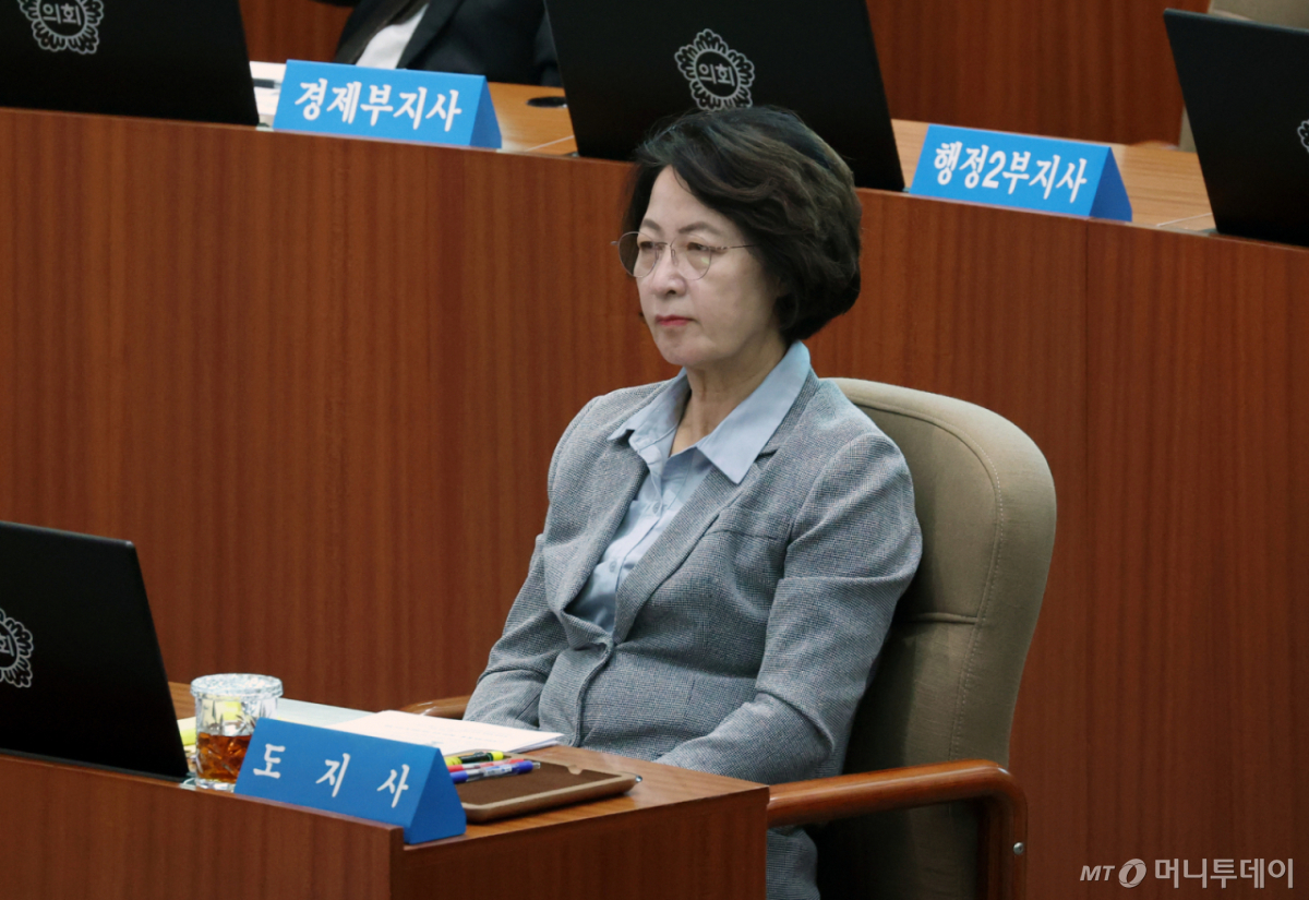 (수원=뉴스1) 김영운 기자 = 추미애 경기도지사가 18일 경기 수원시 영통구 경기도의회 본회의장에서 열린 '제393회 임시회 제4차 본회의'에서 경기도의원들의 5분 자유발언을 듣고 있다. 2026.9.18/뉴스1  Copyright © 뉴스1. All rights reserved. 무단 전재 및 재배포,  AI학습 이용 금지. /사진=(수원=뉴스1) 김영운 기자