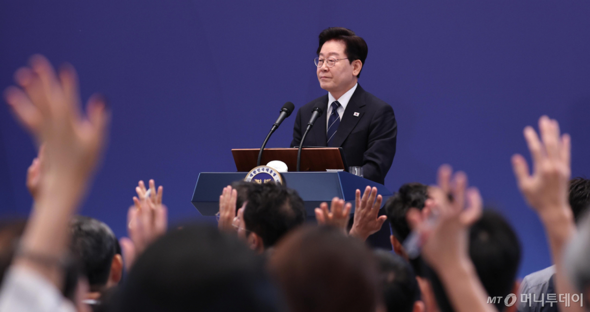 [서울=뉴시스] 김진아 기자 = 이재명 대통령이 18일 청와대 영빈관에서 열린 기자회견 '국민의 뜻, 국민의 삶 더 살피겠습니다'에서 취재진 질문을 받고 있다. 2026.09.18. bluesoda@newsis.com /사진=류현주