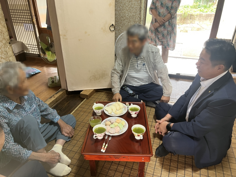 102번째 생신을 맞은 장수 어르신 집을 방문해 담소를 나누고 있는 임지락 군수.(오른쪽)/사진제공=화순군