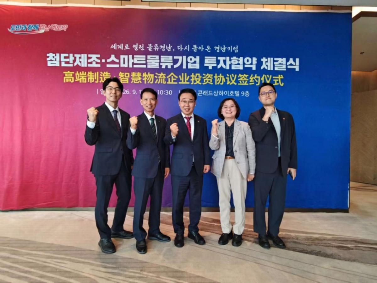박성호 부산진해경자청장(가운데)이 중국 상하이에서 한중 합작법인과 투자협약을 하고 있다./사진제공=부산진해경자청