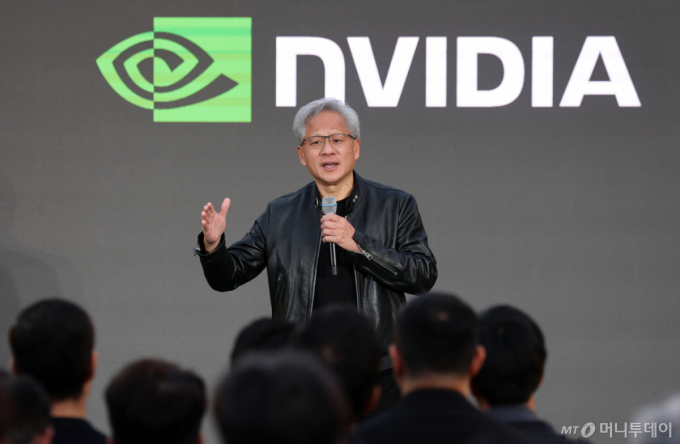 젠슨 황 엔비디아 최고경영자(CEO)가 지난 6월 8일 서울 중구 신라호텔에서 열린 '엔비디아 코리아 AI 에코시스템 리셉션'에서 연설을 하고 있다/사진=공동취재 /사진=이영환