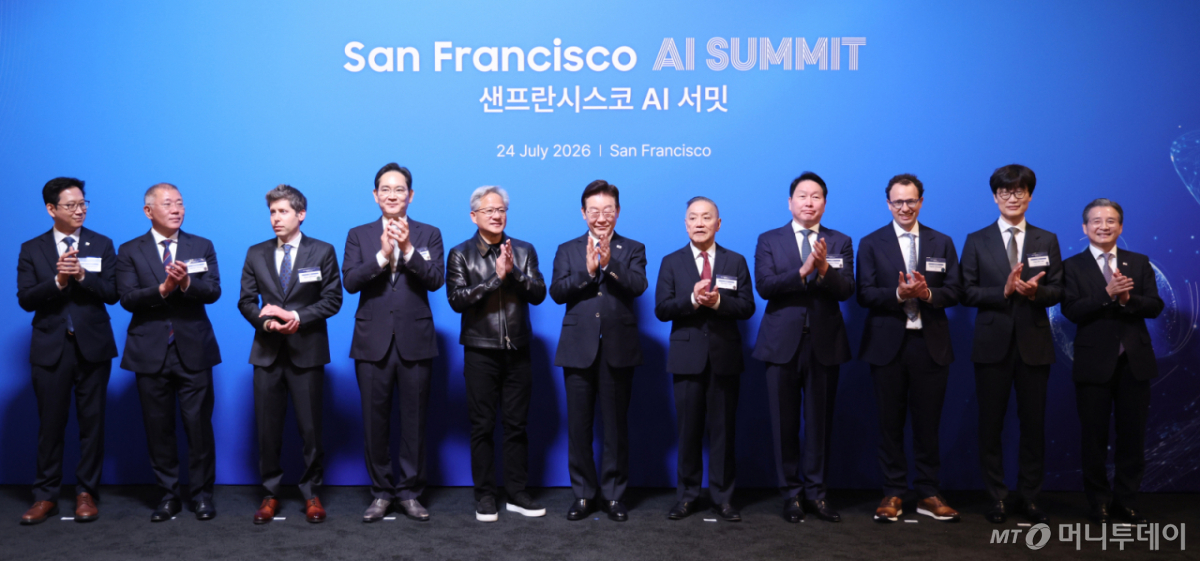 [샌프란시스코=뉴시스] 김진아 기자 = 이재명 대통령이 24일(현지 시간) 미국 샌프란시스코 더 미드웨이에서 열린 샌프란시스코 AI 서밋에서 글로벌 AI 리더들과 기념촬영을 하고 있다. 왼쪽부터 배경훈 부총리 겸 과학기술정보통신부 장관, 정의선 현대차그룹 회장, 샘 올트먼 오픈AI CEO , 이재용 삼성전자 회장, 젠슨 황 엔비디아 CEO, 이 대통령, 혹 탄 브로드컴 CEO, 최태원 SK그룹 회장, 다리오 아모데이 앤트로픽 CEO,, 이해진 네이버 이사회 의장, 김용범 정책실장. 2026.07.25. bluesoda@newsis.com /사진=