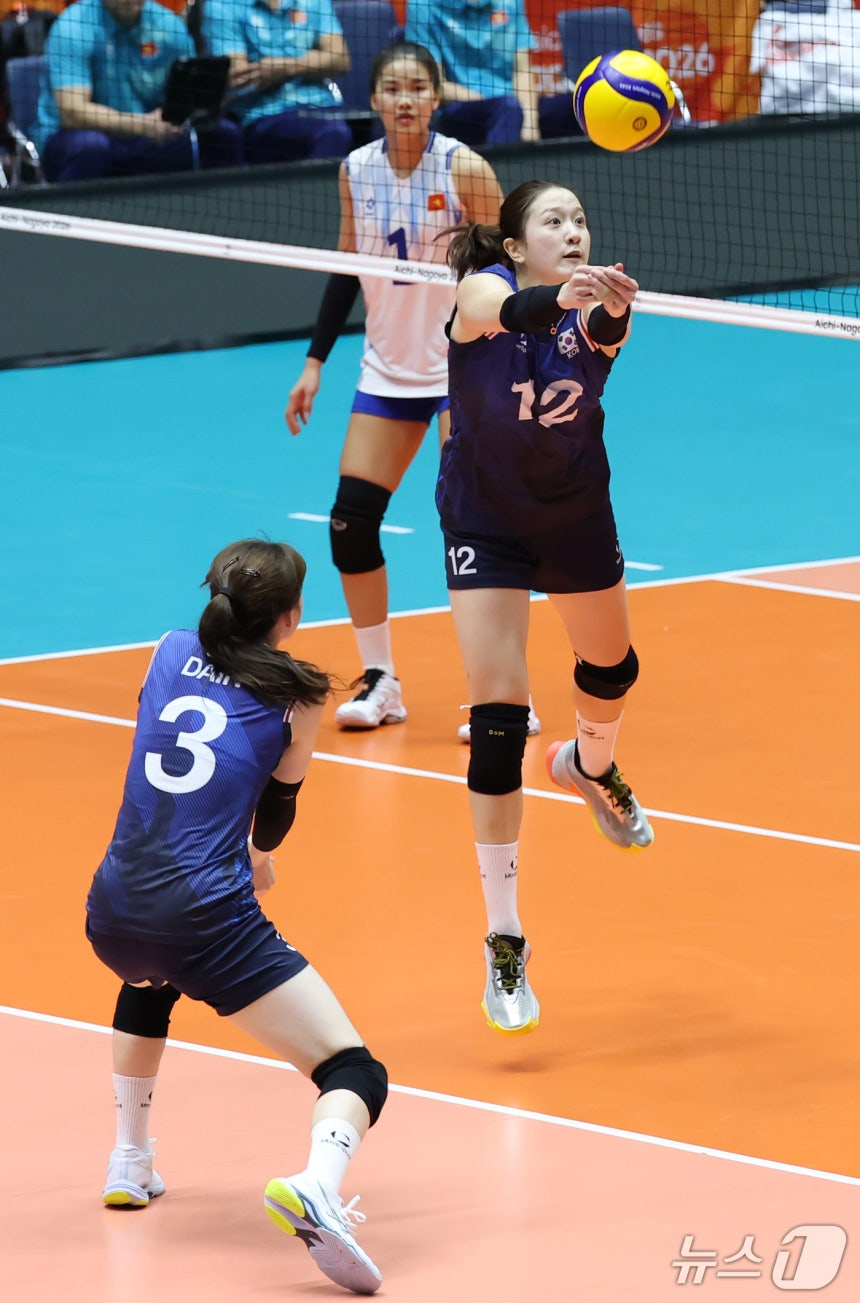 한국 여자배구 대표팀 이다현이 18일 일본 파크 아레나 고마키에서 열린 2026 아이치·나고야 아시안게임 여자배구 조별리그 D조 3차전 베트남과 경기에서 공을 받고 있다. /사진=뉴스1 제공