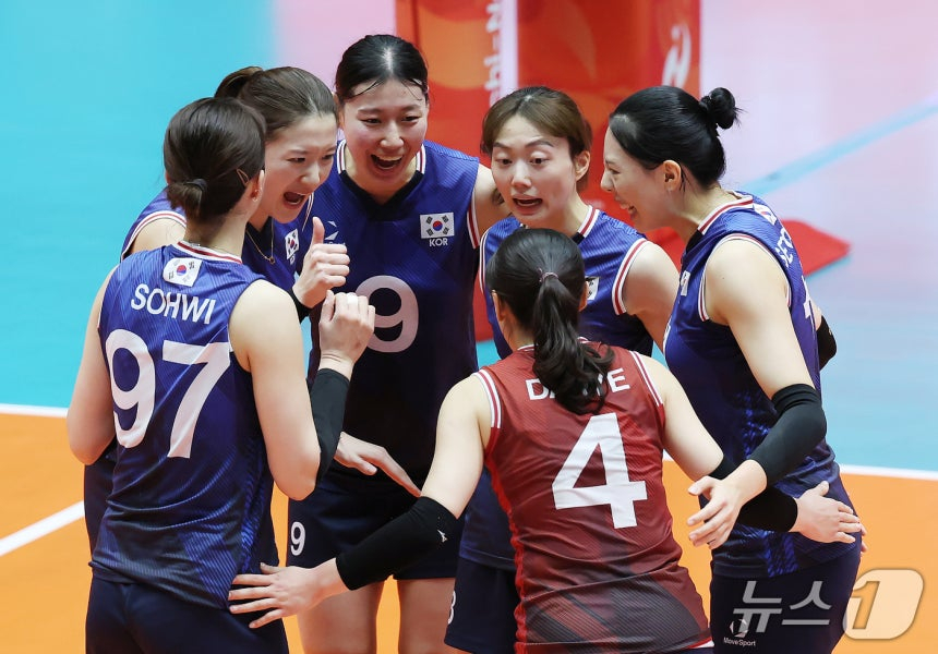 한국 여자배구 대표팀이 18일 일본 파크 아레나 고마키에서 열린 2026 아이치·나고야 아시안게임 여자배구 조별리그 D조 3차전 베트남과 경기에서 기뻐하고 있다. /사진=뉴스1 제공