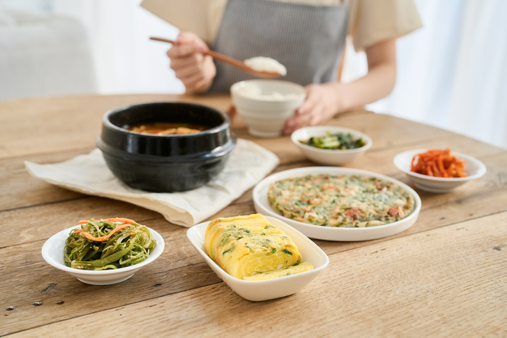 매일 먹는 아침·점심·저녁 식사의 시간대만 앞당겨도 체중 감량과 혈압 관리, 포만감 유지에 효과가 있다는 연구 결과가 나왔다. 기사 이해를 돕기 위한 사진./사진=게티이미지뱅크