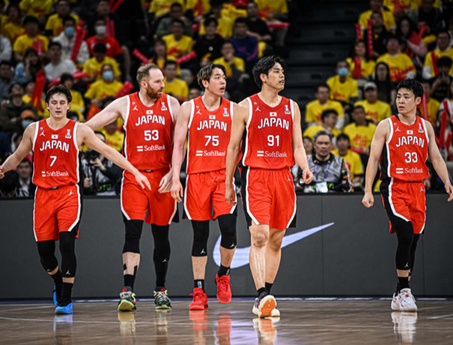 일본 남자농구 대표팀. 왼쪽에서 두 번째 알렉스 커크. /사진=FIBA