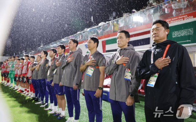 이민성(오른쪽) 감독이 15일 오후 7시 30분 일본 나고야 미즈호 럭비 경기장에서 열린 2026 아이치·나고야 아시안게임 남자 축구 조별리그 D조 1차전 경기 전 국민의례를 하고 있다. /사진=뉴스1