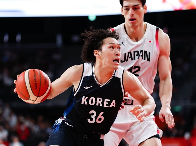지난 13일 열린 A조 예선전에서 맞붙은 경기에서 에디 다니엘이 돌파를 시도하고 있다. /사진=2026 아시안게임 공식 SNS