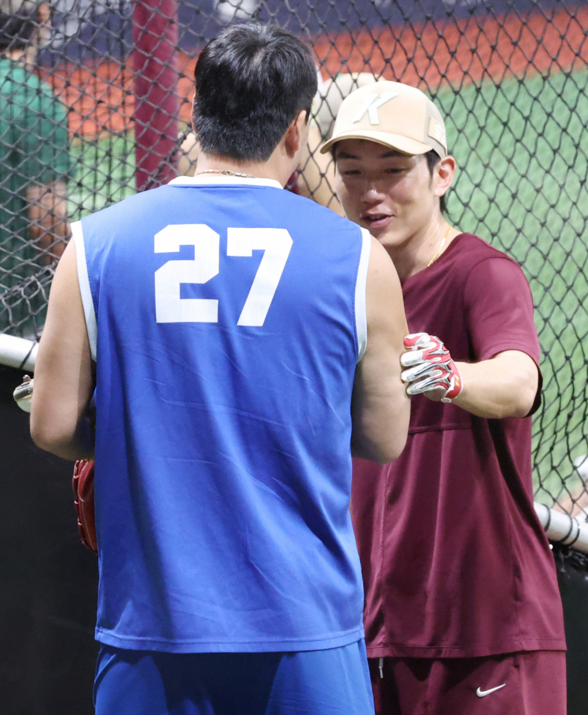 2026 신한 SOL KBO리그 키움 히어로즈 대 삼성 라이온즈 경기가 8월 25일 서울 고척스카이돔에서 열렸다.  삼성 김태훈이 키움 서건창에 다가가 인사하고 있다. /사진=김진경 kim.jinkyung@