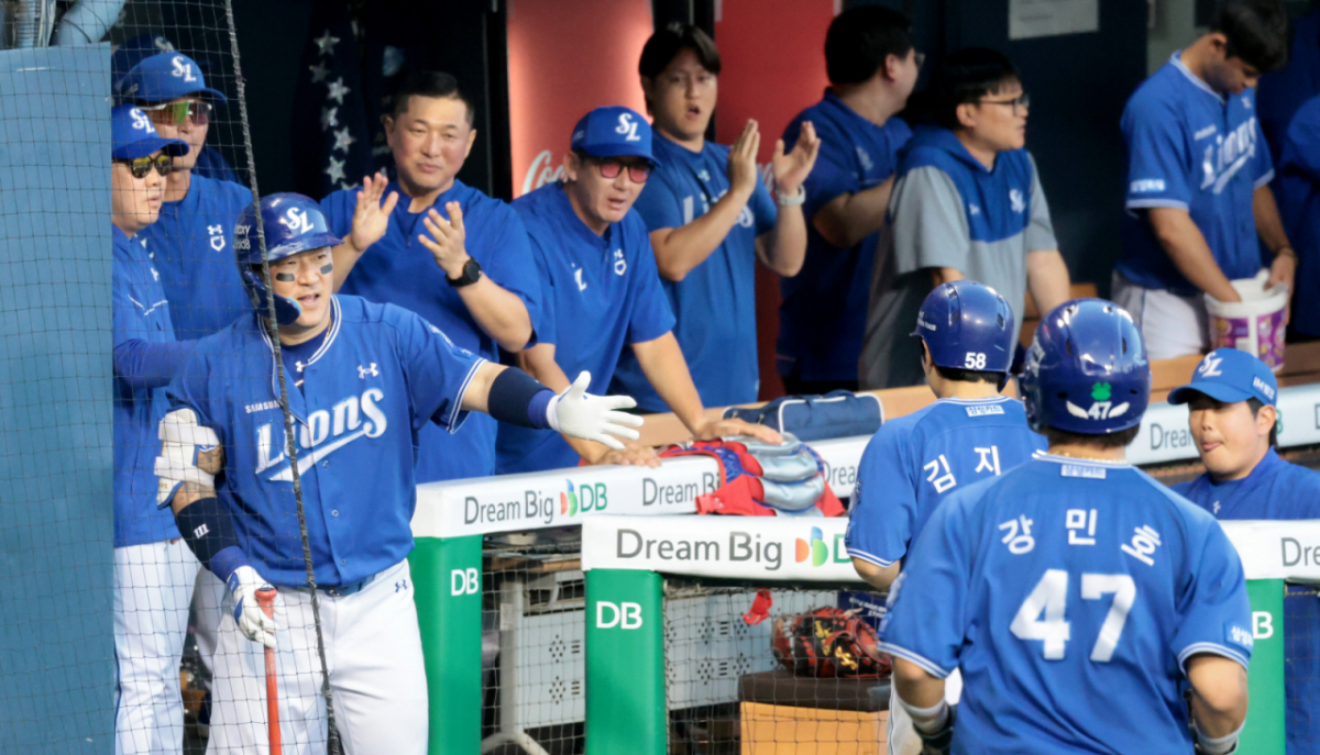삼성 2번타자 박승규가 6일 잠실야구장에서 열린 2026KBO리그 삼성라이온즈와 LG트윈스 경기 6회초 2사 2,3루에서 2타점 적시타를 터트리자 김지찬 강민호가 득점한 후 최형우의 축하를 받고 있다 . /사진=강영조 cameratalks@