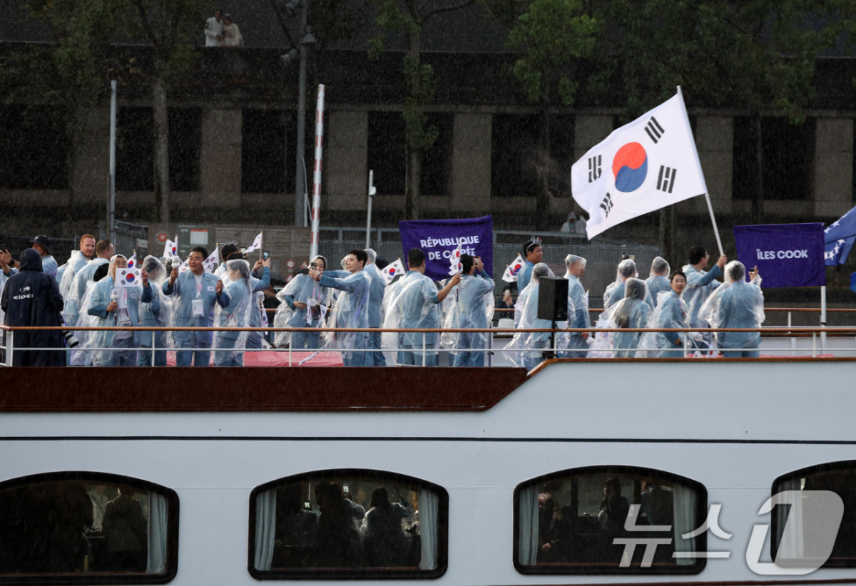 2024 파리 올림픽 개회식이 열린 27일(한국시각) 프랑스 파리 센강에서 대한민국 선수단을 태운 보트가 트로카데로 광장을 향해 수상 행진을 하고 있다. (공동취재) 2024.7.27 ⓒ 뉴스1 이동해 기자