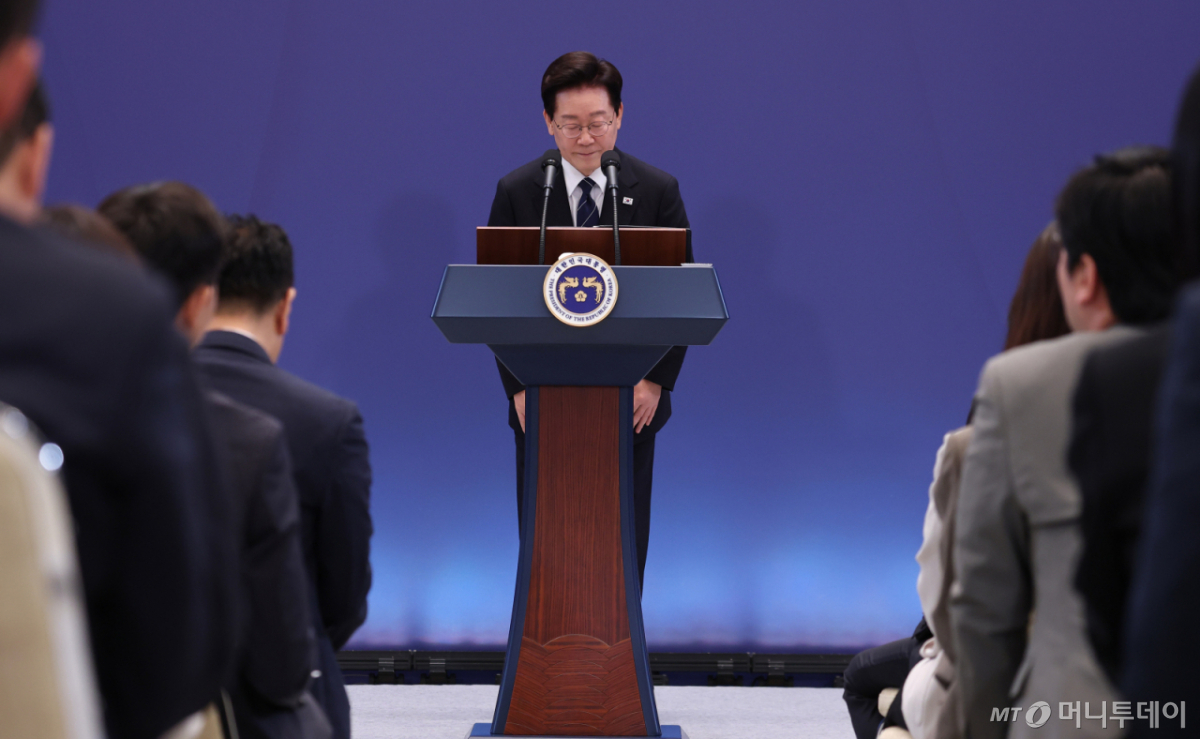 (서울=뉴스1) 허경 기자 = 이재명 대통령이 18일 청와대 영빈관에서 열린 현안 기자회견을 마친 뒤 취재진에게 인사하고 있다. (청와대통신사진기자단) 2026.9.18/뉴스1 Copyright © 뉴스1. All rights reserved. 무단 전재 및 재배포, AI학습 이용 금지.