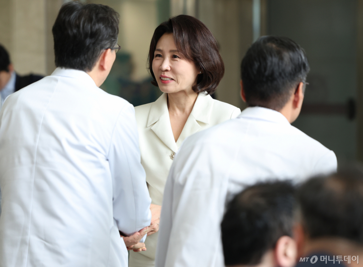 (서울=뉴스1) 허경 기자 = 김혜경 여사가 18일 서울대 치과병원에서 열린 중앙장애인구강진료센터 개원 7주년 기념식에서 참석자들과 인사를 나누고 있다. 2026.9.18/뉴스1 Copyright © 뉴스1. All rights reserved. 무단 전재 및 재배포, AI학습 이용 금지. /사진=(서울=뉴스1) 허경 기자
