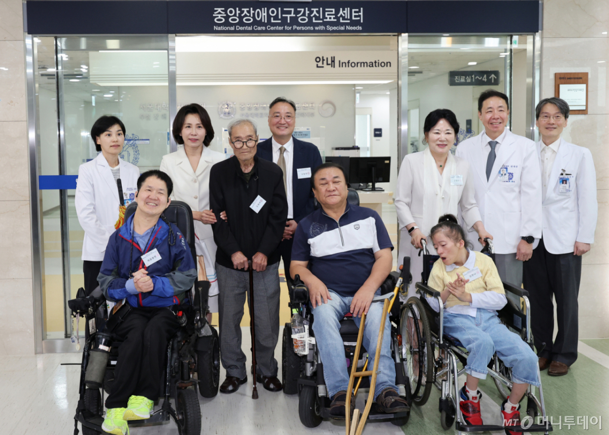 (서울=뉴스1) 허경 기자 = 김혜경 여사가 18일 서울대 치과병원 중앙장애인구강진료센터에서 의료진, 내원객 등과 기념촬영을 하고 있다. 2026.9.18/뉴스1 Copyright © 뉴스1. All rights reserved. 무단 전재 및 재배포, AI학습 이용 금지. /사진=(서울=뉴스1) 허경 기자