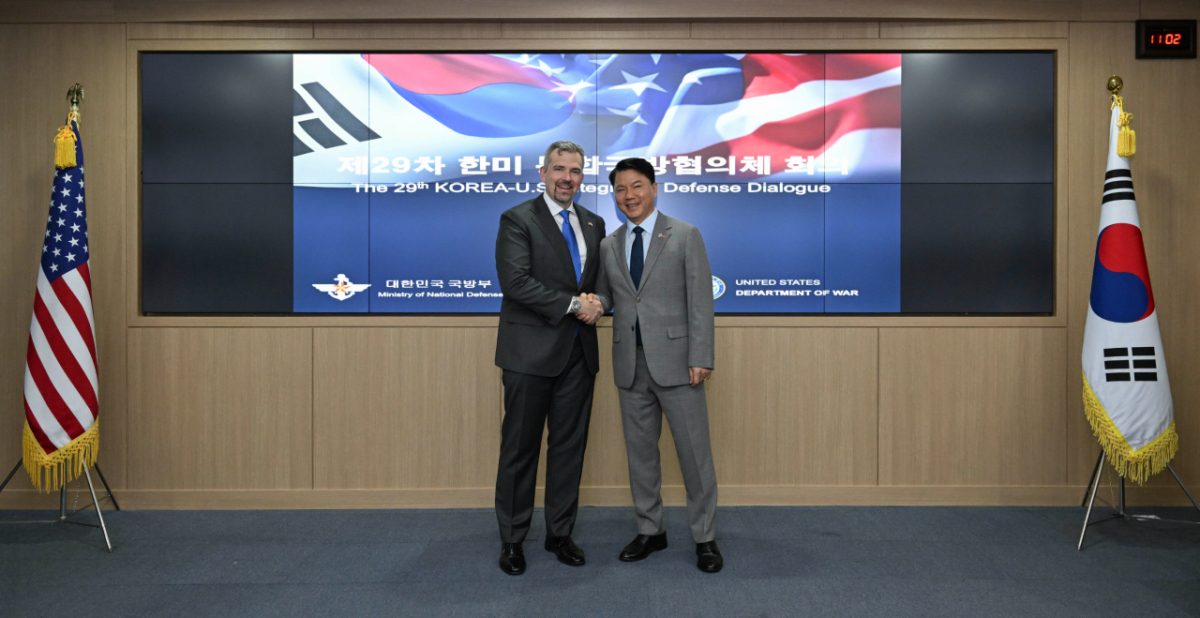 지난 17일 부산에서 열린 제29차 한미 통합국방협의체(KIDD) 회의에서 김홍철 국방부 국방정책실장과 조지 르무어(George LeMeur) 미국 전쟁부 동아시아부차관보가 악수하고 있다./사진제공=국방부