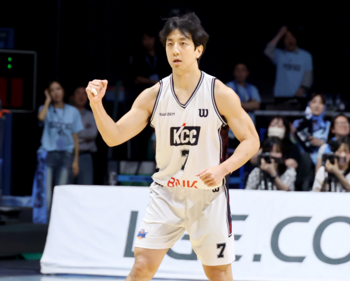 KCC 허훈이 13일 고양체육관에서 열린 LG전자 2025-2026 프로농구 챔피언결정전 고양소노와 부산KCC 5차전에서 3점슛을 성공한 후 자축하고 있다. . 2026.05.13. /사진=강영조 cameratalks@
