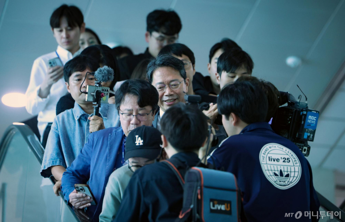 [서울=뉴시스] 김명년 기자 = 김승원 법무부 장관 후보자가 19일 오전 서울 여의도 국회 소통관에서 기자회견을 마치고 이동하고 있다. 이날 김 후보자는 후보직을 사퇴했다. 2026.09.19. kmn@newsis.com /사진=김명년