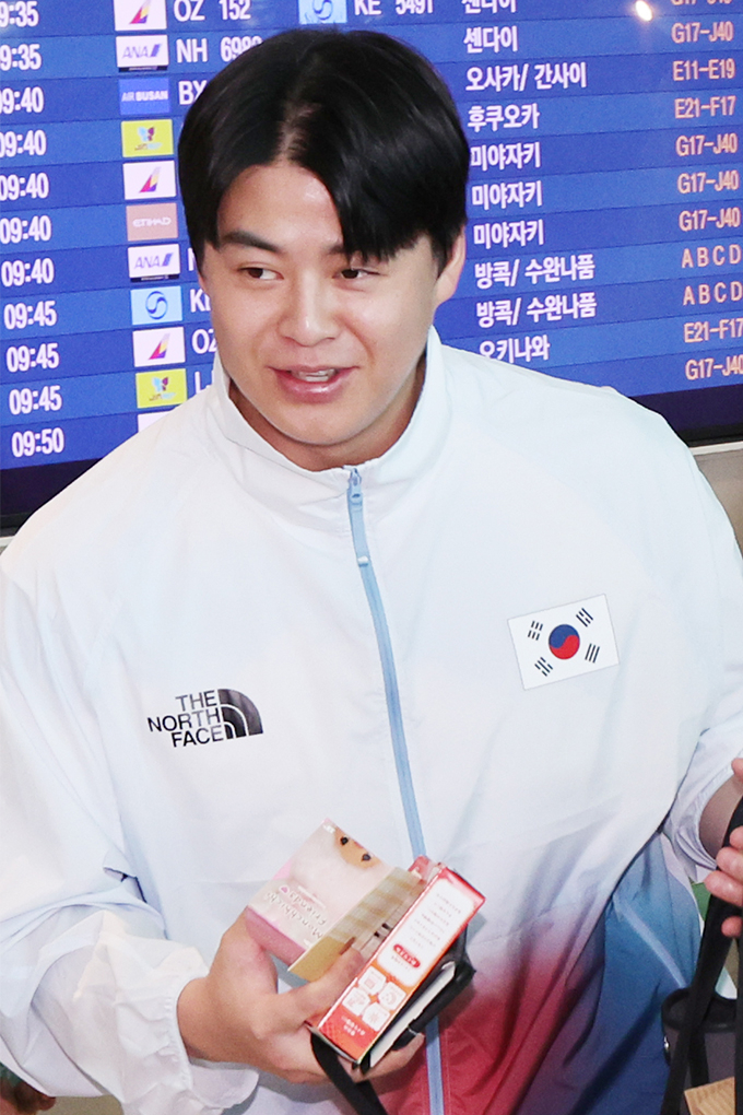 대한민국 야구 대표팀 주장 노시환(25·한화 이글스)가 지난 18일 오전 인천공항 제2여객터미널을 통해 2026 아이치·나고야 아시안게임이 열리는 일본 나고야로 출국했다. 사진은 출국 전 팬들과 인사를 나누고 있는 노시환의 모습이다. /사진=뉴시스