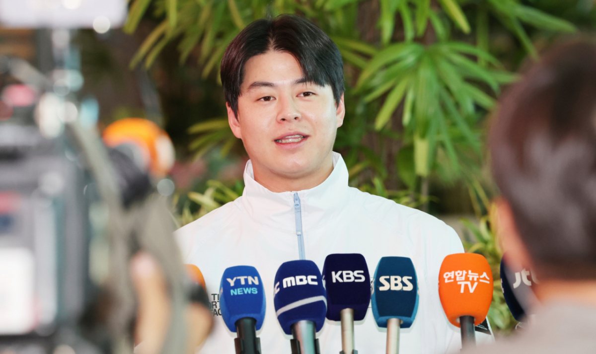 대한민국 야구 대표팀 주장 노시환(25·한화 이글스)가 지난 18일 오전 인천공항 제2여객터미널을 통해 2026 아이치·나고야 아시안게임이 열리는 일본 나고야로 출국했다. 사진은 출국 전 인터뷰를 하고 있는 노시환의 모습이다./사진=뉴시스